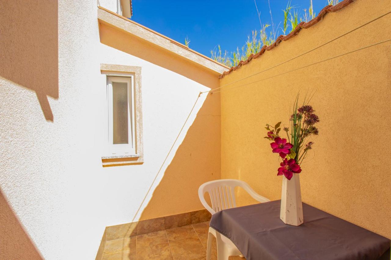 Galapagus Privat Beach & Boat Dock Apartment Metajna Exterior photo