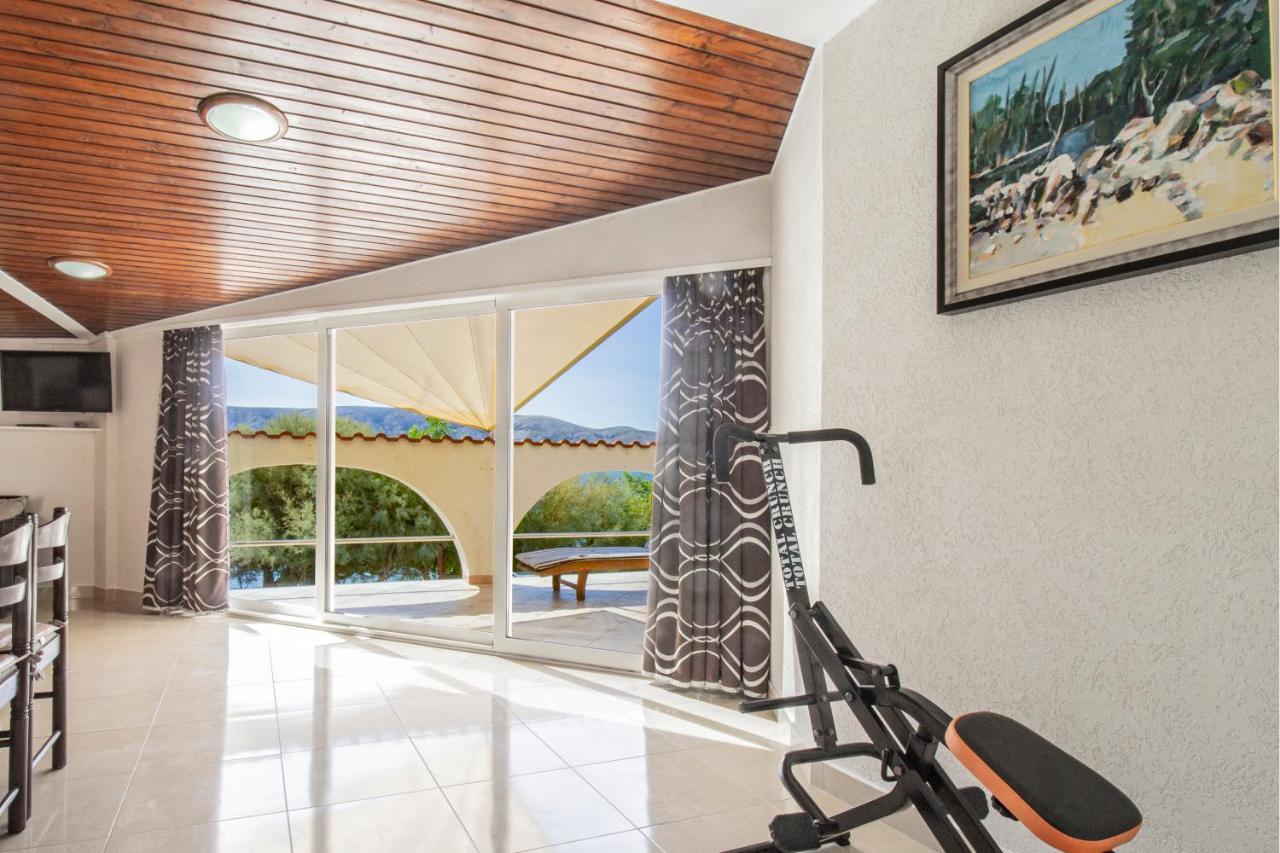 Galapagus Privat Beach & Boat Dock Apartment Metajna Exterior photo